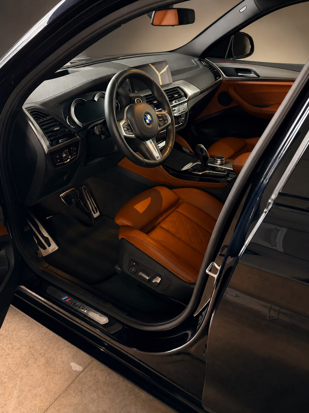 Sellerie cuir cognac BMW X4 M40i nettoyée et hydratée par Jumswash Charleroi