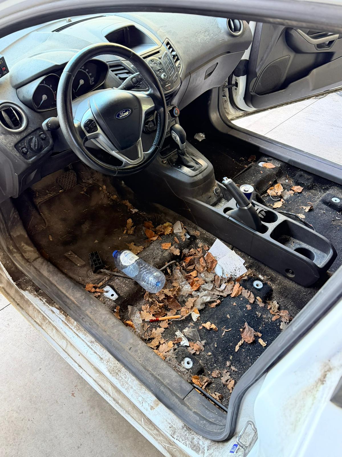 Intérieur Ford Fiesta avant nettoyage — feuilles et débris — Jumswash Charleroi