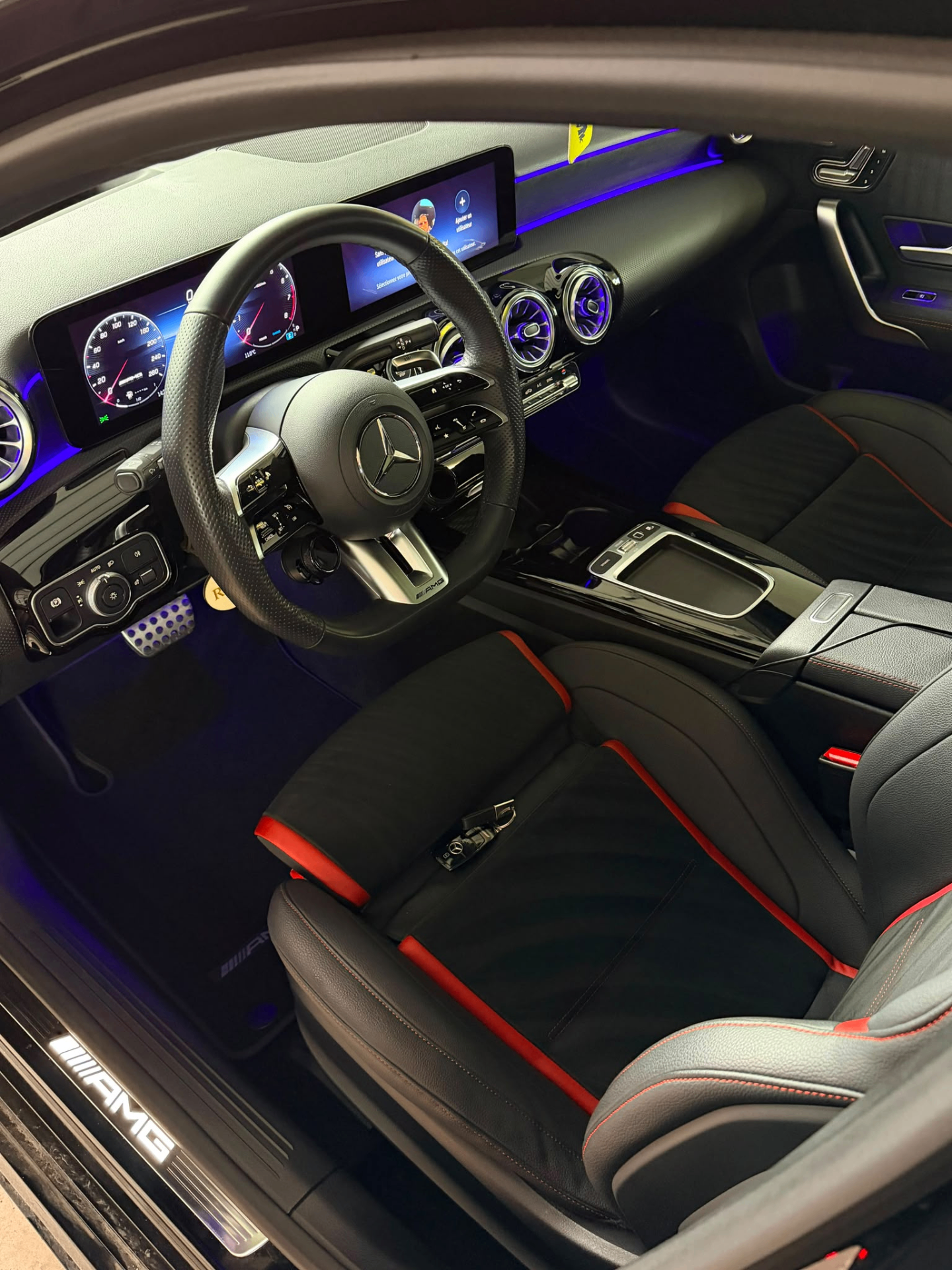 Habitacle Mercedes AMG en alcantara nettoyé par Jumswash Charleroi