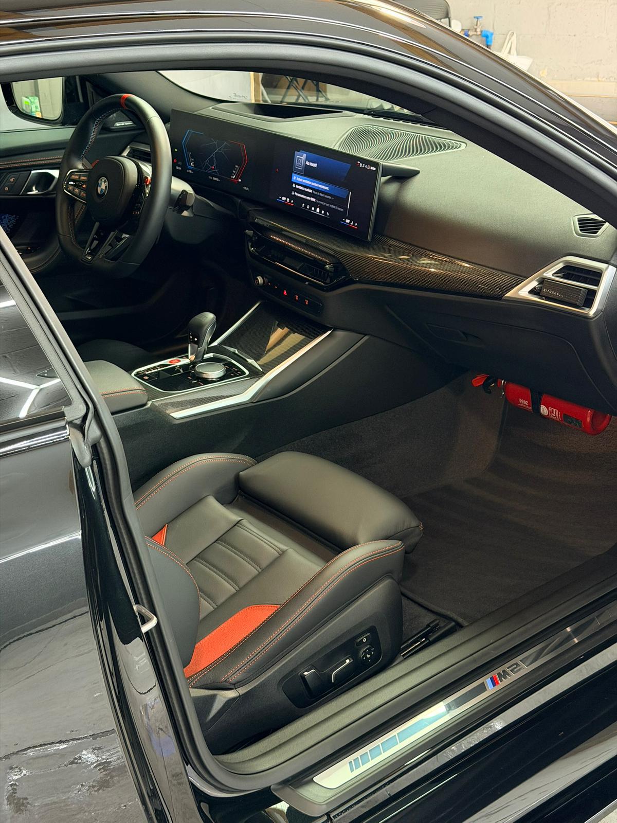 Detailing intérieur BMW M2 cuir cousu main Marcinelle