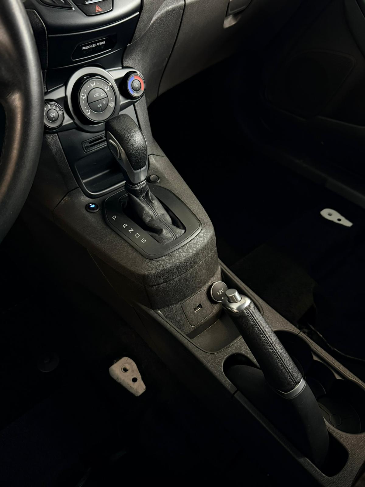Detailing intérieur Ford Fiesta console centrale Marcinelle
