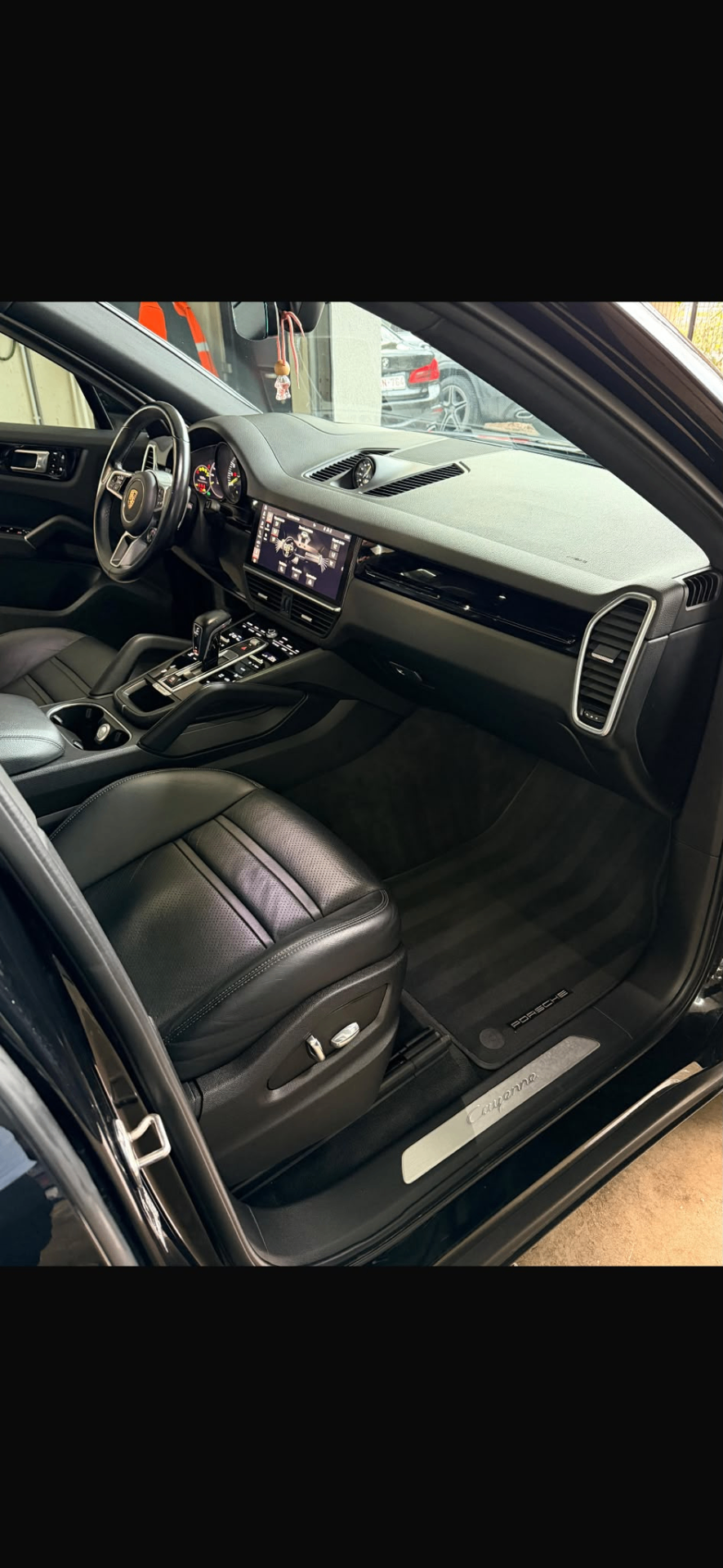 Detailing intérieur Porsche Cayenne cuir noir Jumswash Marcinelle